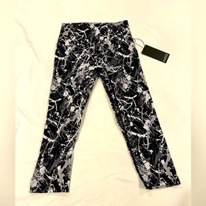 NWT K-Deer “Mood” Bold Splatter Legging in Capri length Sz L—Free Shipping!